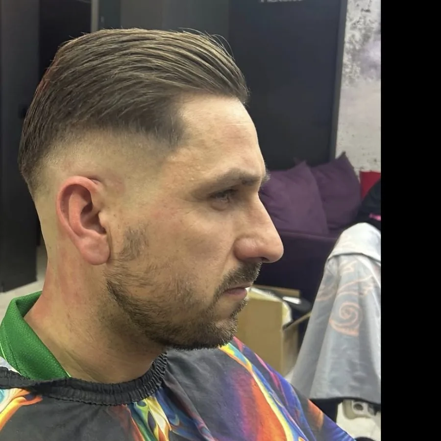 Slick back z wysokim fade
